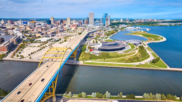 Foto vista aérea del puente milwaukee hoan y el paisaje urbano frente al mar