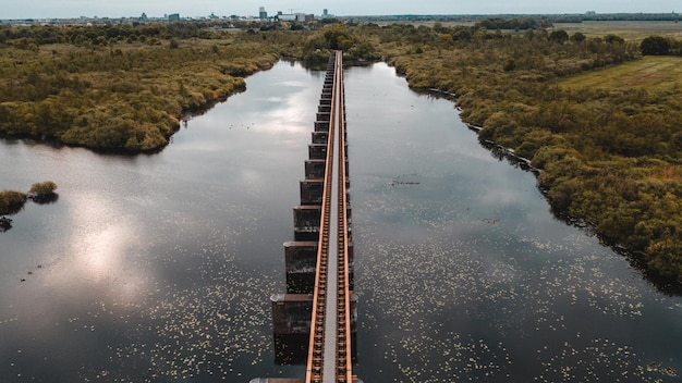 Vista aérea del puente Moerputten sobre el pintoresco lago