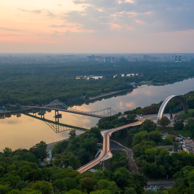 Vista aérea. El puente peatonal en kiev