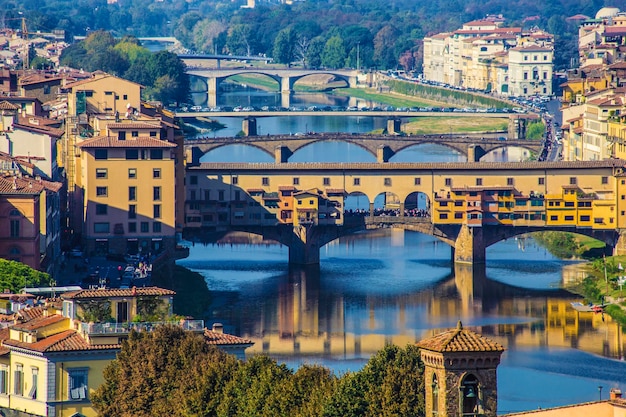 Vista aérea del puente Ponte Vecchio en Florencia, antiguo puente de piedra, foto tomada de Miguel Ángel