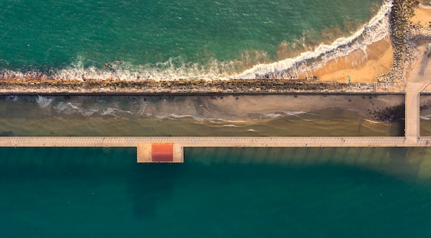 Vista aérea del puente sobre el mar
