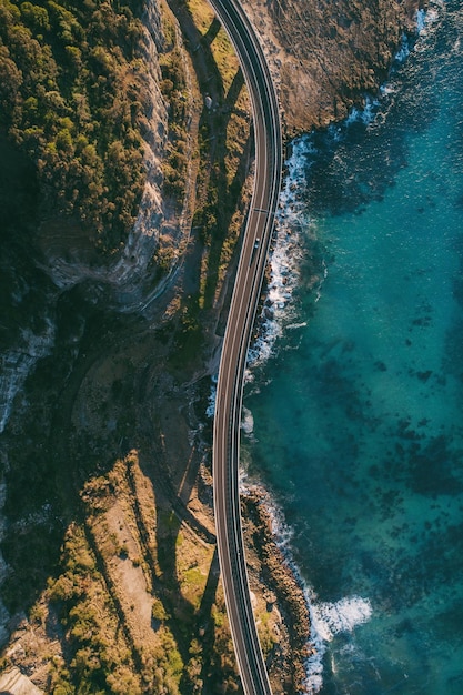 Vista aérea del puente sobre el mar