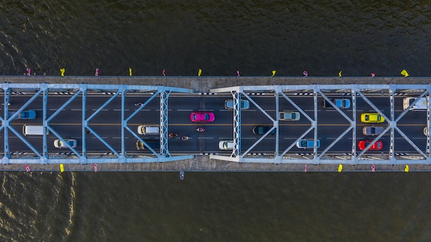 Vista aérea en el puente de tráfico sobre el río, los coches en el puente