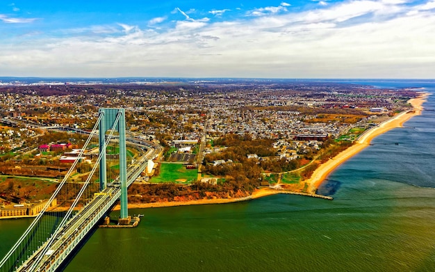 Vista aérea con el puente Verrazano-Narrows sobre Upper Bay y Lower Bay. Conecta Brooklyn y Staten Island. Área de Manhattan, Nueva York de los E.E.U.U. Estados Unidos de América, Nueva York, EE.