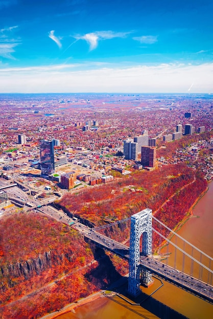 Foto vista aérea con el puente williamsburg sobre el east river entre brooklyn y manhattan, nueva york, estados unidos. estados unidos de américa, nueva york, ee.