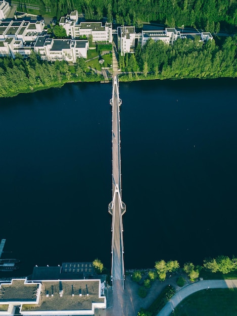 Vista aérea del puente Ylisto sobre el río del lago hasta el área del campus en Jyvaskyla Finlandia