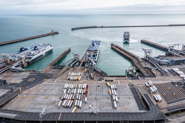 Vista aérea del puerto y los camiones estacionados uno al lado del otro en Dover, Reino Unido