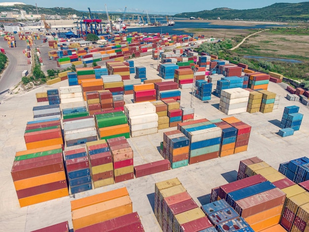 Vista aérea del puerto de carga de la terminal de contenedores envío internacional y comercio global