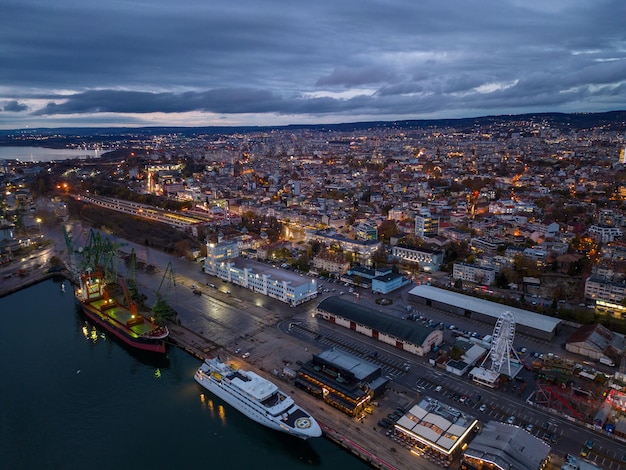 Vista aérea del puerto de la ciudad de Varna al atardecer Paisaje urbano nocturno