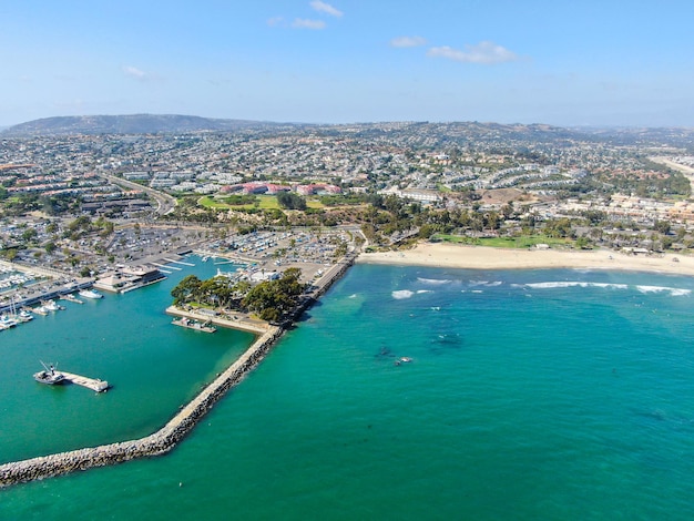 Vista aérea del puerto de Dana Point y su puerto deportivo con yates y veleros Orange County California