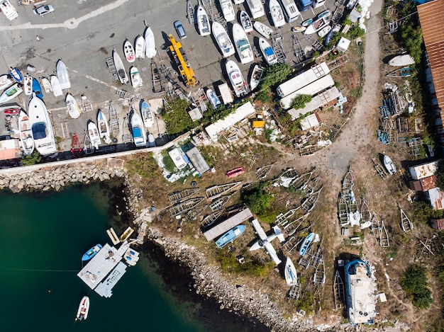 Vista aérea del puerto deportivo en la ciudad búlgara de Sozopol Drone vista desde arriba Destino de vacaciones de verano