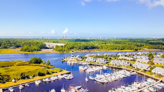 Vista aérea del puerto deportivo con faro en Carolina del Sur.