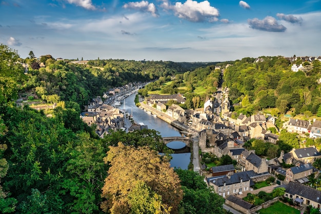 Vista aérea del puerto de Dinan en Bretaña en Francia