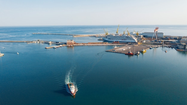 Vista aérea del puerto de importación y exportación y logística, gran puerto de Ancona, Italia