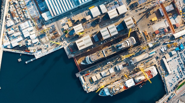 Foto vista aérea del puerto de importación y exportación y logística