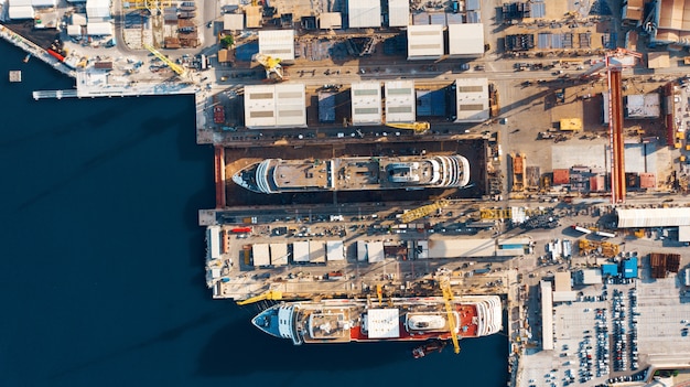 Foto vista aérea del puerto de importación y exportación y logística