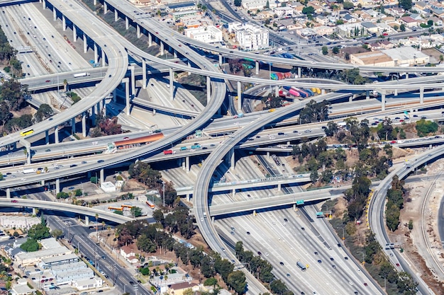 Vista aérea del puerto de intercambio de autopistas y el tráfico de la autopista Century en Los Ángeles, EE.UU.