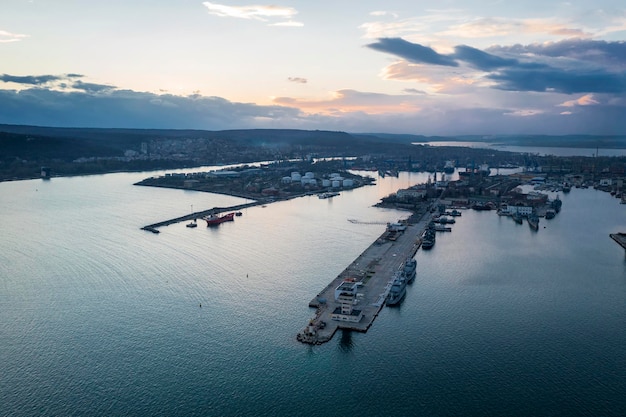 Vista aérea del puerto marítimo y la zona industrial al atardecer en Varna Bulgaria