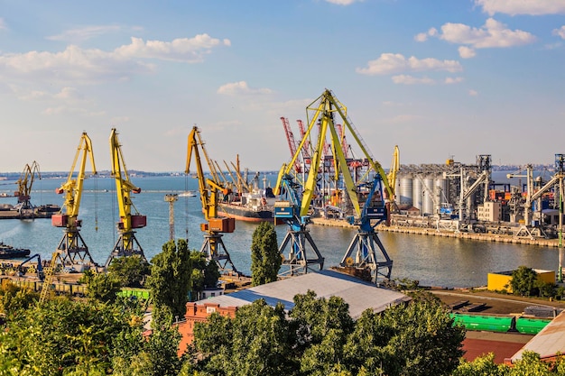 Vista aérea del puerto de Odessa, grúas de carga y contenedores en el puerto de Odessa, Ucrania