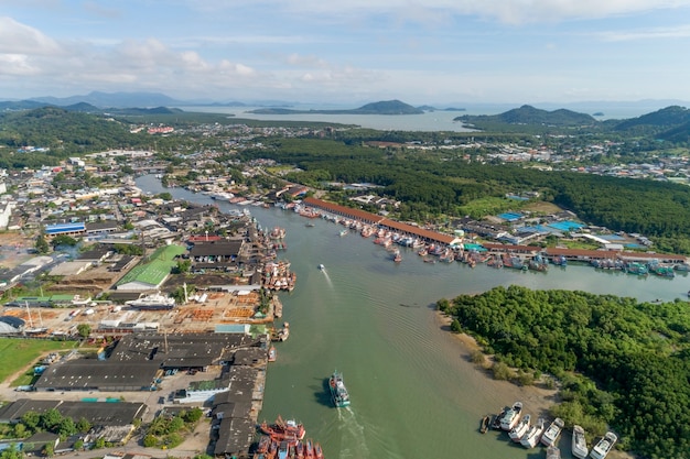 Vista aérea del puerto pesquero de Phuket es el puerto pesquero más grande ubicado en la isla de koh siray, Phuket, Tailandia.