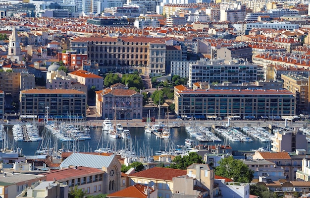 Vista aérea del puerto viejo de Marsella Francia