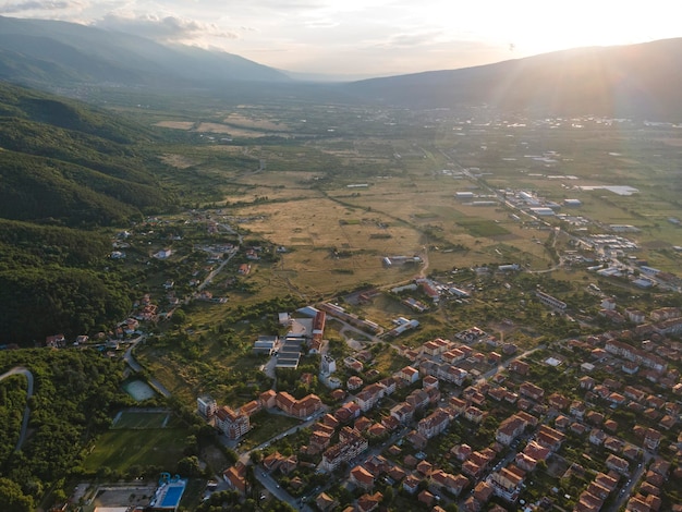 Vista aérea de la puesta de sol de la ciudad de Petrich, Bulgaria