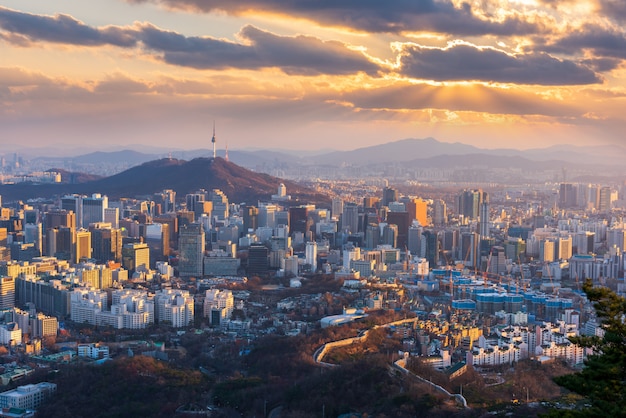 Vista aérea de la puesta de sol en el horizonte de la ciudad de Seúl, Corea del Sur.