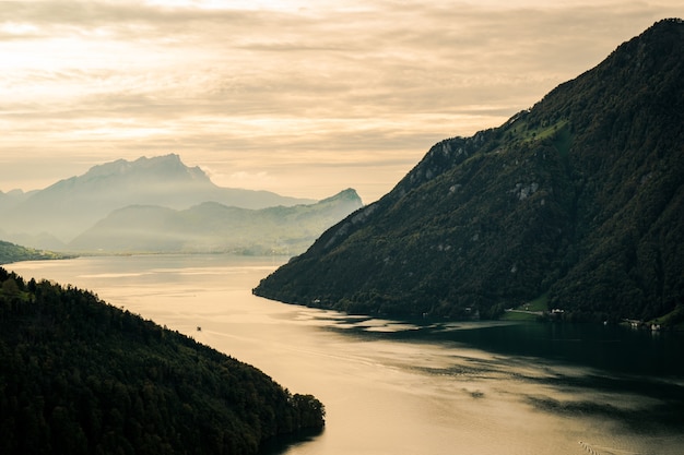 Foto vista aérea de una puesta de sol en el paisaje de montaña en suiza