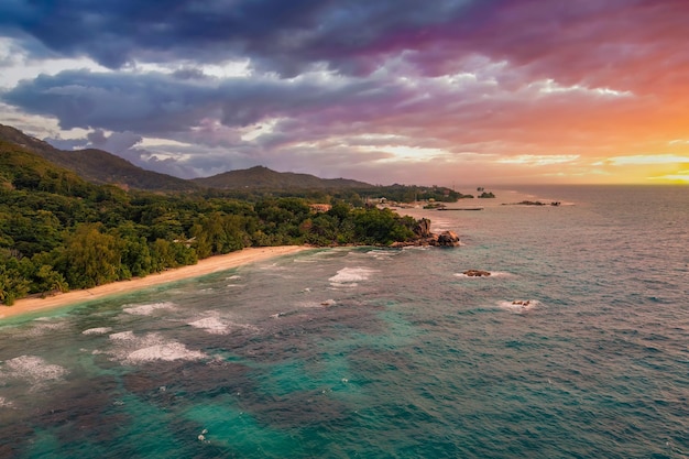 Vista aérea de la puesta de sol de la playa severa de anse en la isla de la digue, seychelles