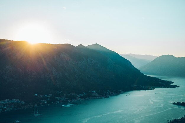 Vista aérea de la puesta de sol sobre la bahía de kotor