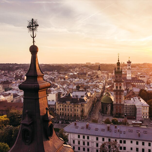 Vista aérea de la puesta de sol sobre la ciudad europea