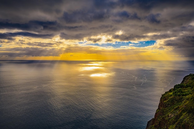 Vista aérea de la puesta de sol sobre el Océano Atlántico visto desde Madeira Portugal