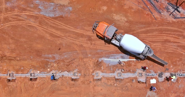 Vista aérea que muestra las columnas de hormigón que se vierten en un nuevo edificio