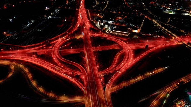 Foto vista aérea de los rastros de luz en la carretera por la noche