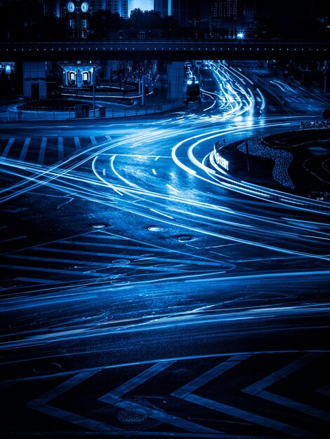 Foto vista aérea de los rastros de luz en la carretera por la noche