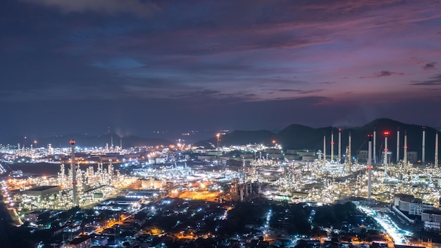 Vista aérea de la refinería de petróleo crepuscular y fondo de cielo azul de la planta petroquímica de la fábrica