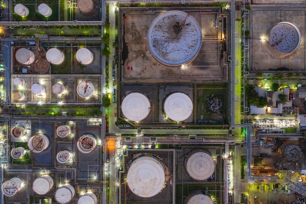 La vista aérea de la refinería de petróleo y la planta de la refinería de gas forman zona de la industria en la noche.