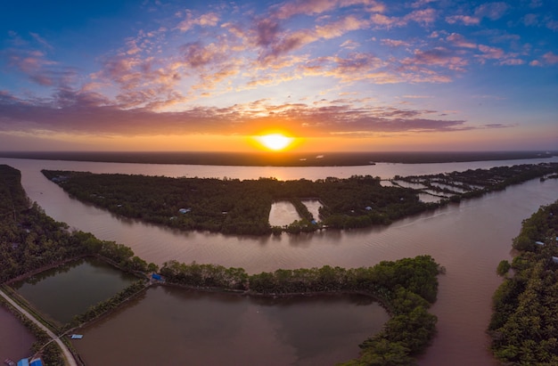 Vista aérea de la región del Delta del río Mekong, Ben Tre, Vietnam del Sur. Canales de agua y las islas fluviales tropicales cielo dramático al atardecer.