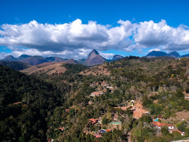 Vista aérea de la región montañosa de itaipava petrpolis de río de janeiro brasil drone