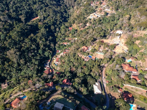 Vista aérea de la región montañosa de itaipava petrpolis de río de janeiro brasil drone