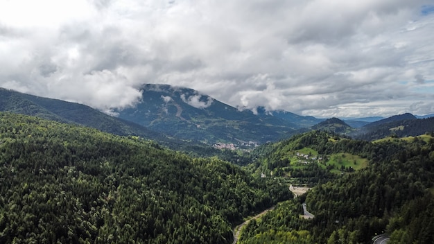 Vista aérea de la región montañosa de Maramures, Rumania.