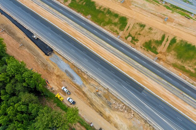 Vista aérea bajo renovación reparación de carreteras reconstrucción de autopistas en Estados Unidos