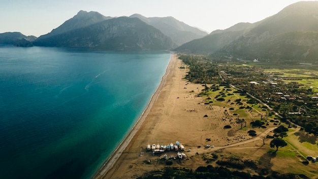 Vista aérea Resort de playa soleado en Turquía con impresionantes vistas de las montañas.