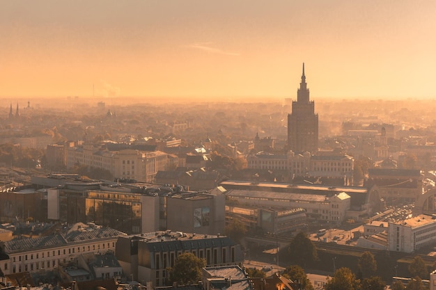 Vista aérea retroiluminada del casco antiguo de Riga Letonia