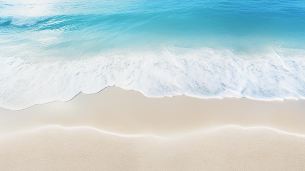 Una vista aérea revela una playa de arena abstracta adornada con patrones hipnotizantes complementados por tr