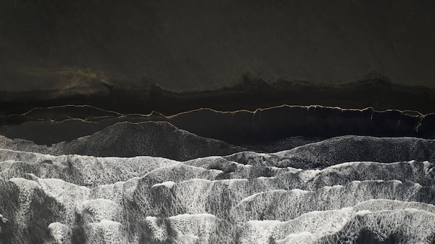 Vista aérea de Reynisfjara, playa de arena negra en Islandia