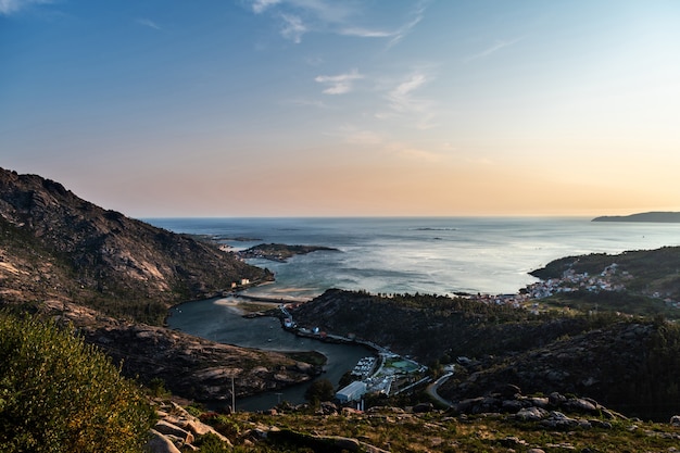 Foto vista aérea de la ría de corcubion y el cabo de finisterres desde la cima del monte pindo al atardecer