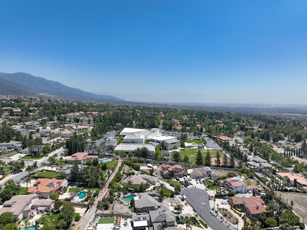 Vista aérea de la rica comunidad de alta loma y la cordillera rancho cucamonga california estados unidos