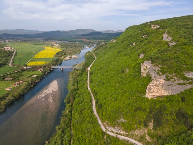 Vista aérea del río Arda que pasa por los Rodopes Orientales de Bulgaria