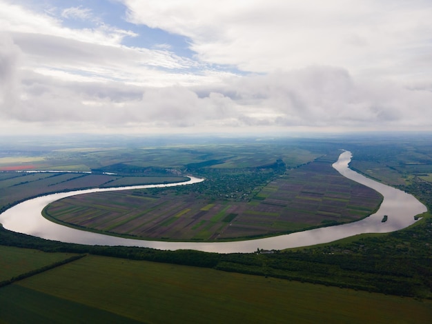 Vista aérea del río y campos